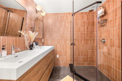 Ένα μπάνιο στο Madeira Secluded Cottage 5-Min walk to Amphitheater, lighthouse, downtown