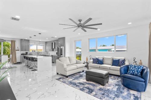 マラソンにあるIsla Luna Waterfront Oasis Pool Dock Kayaksのリビングルーム(ソファ2台付)、キッチンが備わります。