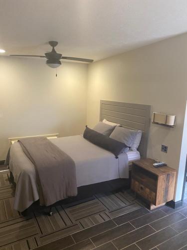 Un dormitorio con una cama y un ventilador de techo. en The Melrose, en Sandusky