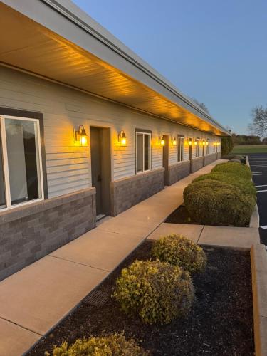 Un edificio con luces en el costado. en The Melrose, en Sandusky