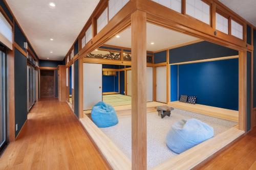 ein Wohnzimmer mit blauen Wänden und Holzböden in der Unterkunft Hirado - House - Vacation STAY 20271 in Tasuke