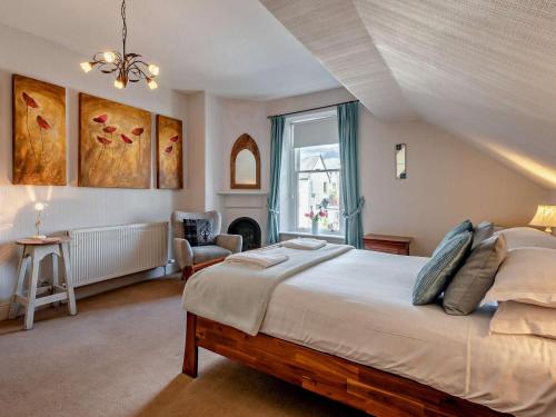 une chambre avec un grand lit et une fenêtre dans l'établissement 4 Bed in Keswick SZ292, à Keswick