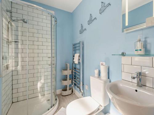 une salle de bain avec toilettes, douche et lavabo dans l'établissement 4 Bed in Keswick SZ292, à Keswick