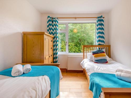 Langwathbyにある4 Bed in Langwathby SZ103の窓のある部屋にツインベッドが2台