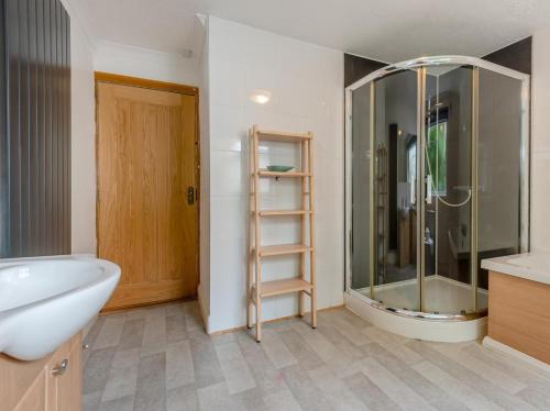 Langwathbyにある4 Bed in Langwathby SZ103のシャワー、洗面台、浴槽を備えたバスルーム