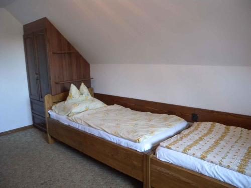 two twin beds in a room withthritisthritislictslictslicts at Holiday home Vonyarcvashegy - Balaton 31295 in Vonyarcvashegy