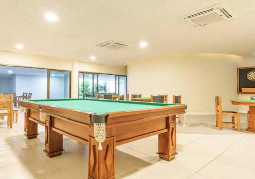 Biliár nebo kulečník v ubytování Apartamento em Resort frente ao Mar