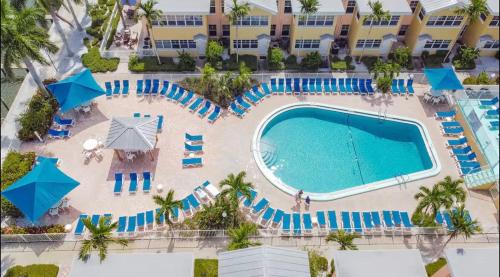 an overhead view of a swimming pool at a resort at Welcoming 2-bedroom condo with bonus room! in Indian Shores