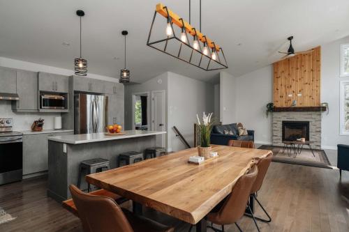 Saint ComeにあるChalet Ankoay - Relaxation Nature & Private Spaのキッチン、ダイニングルーム(木製テーブル付)