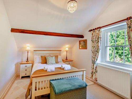 ein Schlafzimmer mit einem Bett und einem Fenster in der Unterkunft 3 Bed in Ullswater SZ398 in Watermillock