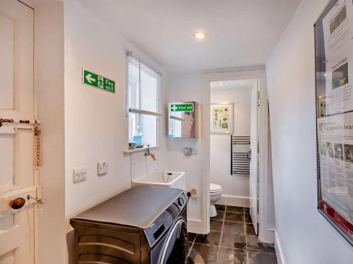 ein kleines Badezimmer mit Waschbecken und Toilette in der Unterkunft 3 Bed in Ullswater SZ398 in Watermillock