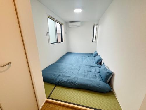 a small room with a blue sleeping bag in it at 福の荘唐人町a棟 in Fukuoka