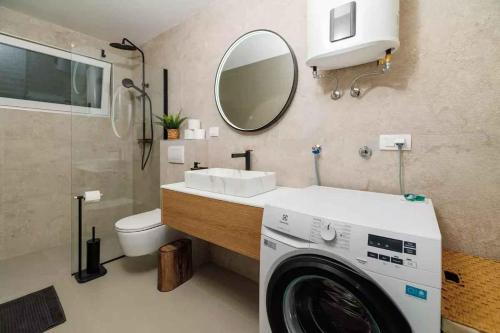 een badkamer met een wasmachine en een wastafel bij Holiday home in Selce 54575 in Selce