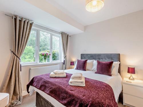 ホークスヘッドにある2 Bed in Hawkshead 82290の大きなベッドとタオル2枚のある寝室