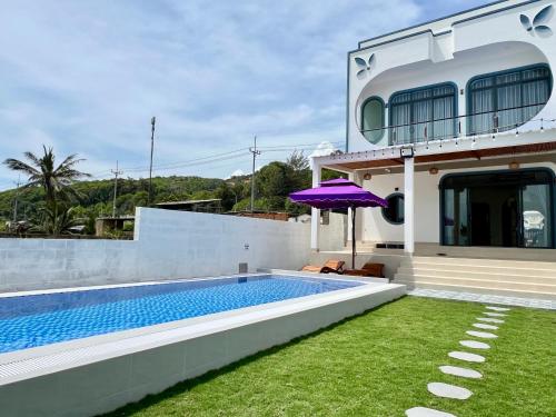 une villa avec piscine et une maison dans l'établissement Villa sát biển, 6pn, 9 giường, 7 toilet, hồ bơi riêng, bãi biển, sân vườn, à Tiến Thành