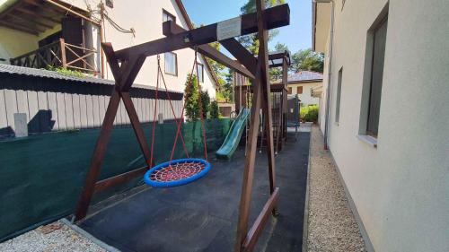 een speeltuin met een schommel in een tuin bij Apartments in Szantod - Balaton 35823 in Szántód