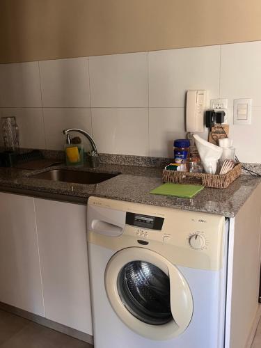 una lavadora en una cocina con fregadero en Genetrix con Increíble pileta, en San Miguel de Tucumán