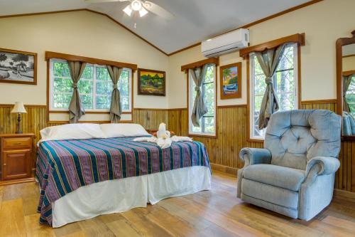 Giường trong phòng chung tại Midas Belize