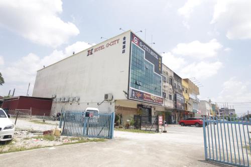 Un edificio con un cartel al costado. en Gcity hotel, en Teluk Intan