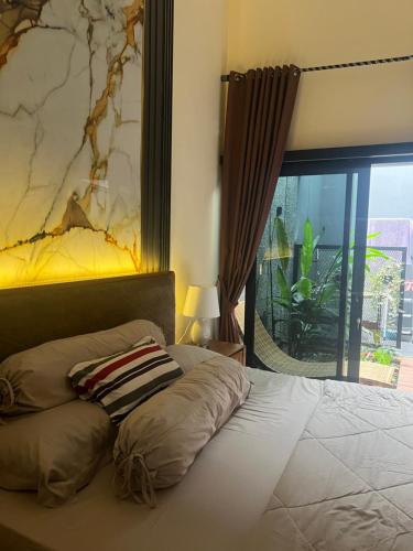 a bed in a bedroom with a marble wall at Villa indah sudungdewo in Wonosobo