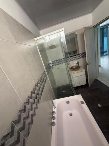 Ένα μπάνιο στο hotel vista al mar