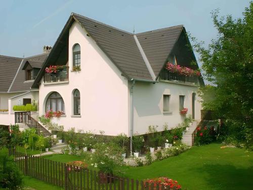 Κήπος έξω από το Apartment Orvenyes 1