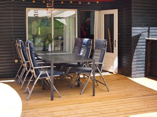 einen Esstisch und Stühle auf einer Terrasse in der Unterkunft Secluded Spa Retreat - By Traum Ferienwohnungen in Lønstrup