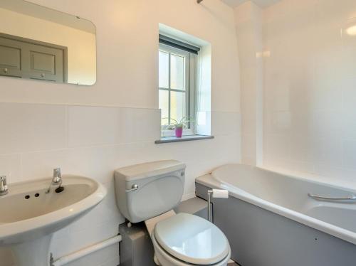 Un baño blanco con inodoro y lavabo. en 3 Bed in Cockermouth 92628, en Dean