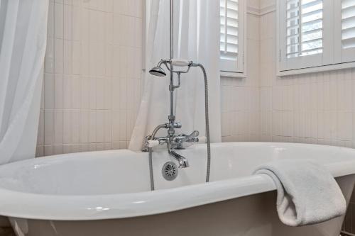 Koupelna v ubytování Sevilla Grand l Walk to DNTN l Outdoor Relaxation