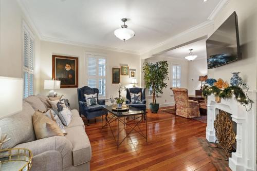 TV a/nebo společenská místnost v ubytování Sevilla Grand l Walk to DNTN l Outdoor Relaxation