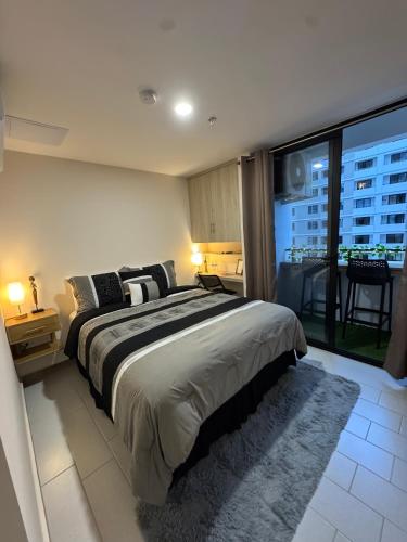 a bedroom with a large bed and a large window at Moderno y nuevo apartamento en Lirios de Miraflores in Tegucigalpa