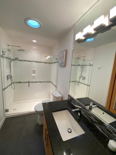 Koupelna v ubytování Beachbreeze Panoramic Oceanview 4BR 3BA Romantic Sunrise & Celestial Views