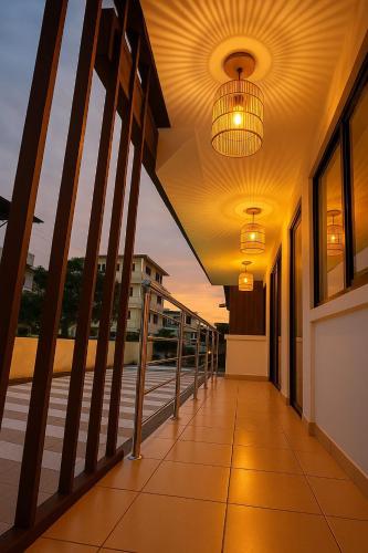 ein Balkon mit Blick auf den Sonnenuntergang in der Unterkunft Costa Verde Hostal in Manta
