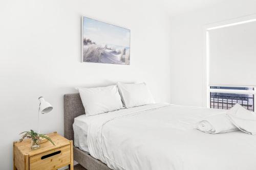 Postel nebo postele na pokoji v ubytování Stay and Float in Basin Bliss