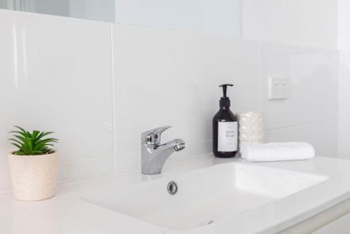 Koupelna v ubytování Stay and Float in Basin Bliss