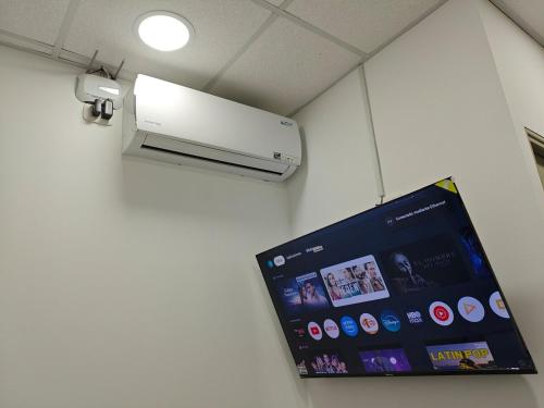 a security camera on a wall with a tablet at Habitacion con entrada independiente y aire acondicionado, Centro Piura in Piura