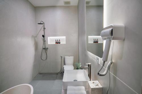 Ένα μπάνιο στο Bali Jepun Villa 2BR private pool villa nearUbud