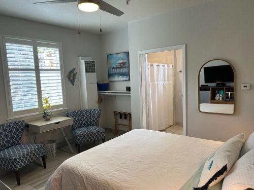 Postel nebo postele na pokoji v ubytování Sandy Toes Studio