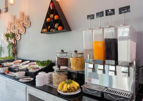 Una cocina con un mostrador con muchos tipos diferentes de comida. en Maya Phuket Airport Hotel-Naiyang Beach, en Nai Yang Beach