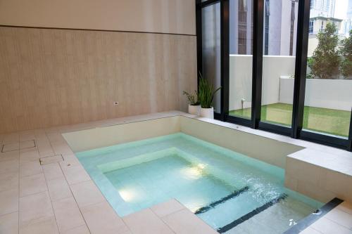 Φωτογραφία από το άλμπουμ του Home in the Sky 2BR,2BA with City Views,Pool & Gym στη Μελβούρνη