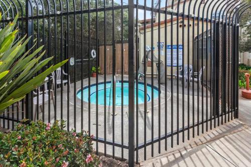 Bazén v ubytování Lagoon View and Ocean Breeze nebo v jeho okolí