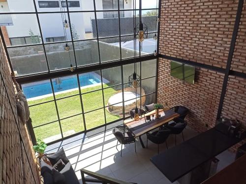 Un patio interior con mesa y sillas y una piscina. en House with a private heated pool, en Atlacholoaya