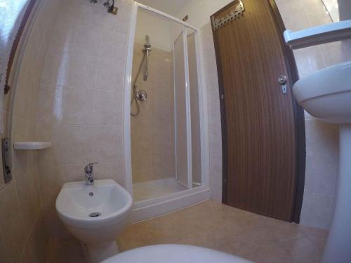 ロザピネタにあるApartment in Rosolina Mare 34864のシャワー、トイレ、洗面台を備えたバスルーム
