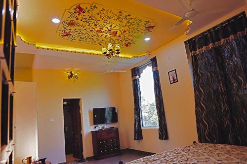 Телевизор и/или развлекательный центр в Hotel Kumbha Heights Fort Chittorgarh