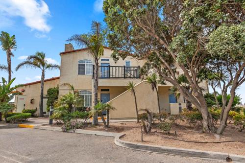 a building with palm trees in front of it at Eye Sea in Oceano