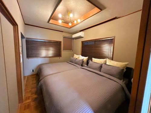 ein Schlafzimmer mit zwei Betten und einer Decke in der Unterkunft 3LDK Entire house for rent 3 bedrooms, 2 toilets, and parking lot! Close to the station, Osaka Castle, and USJ! in Osaka