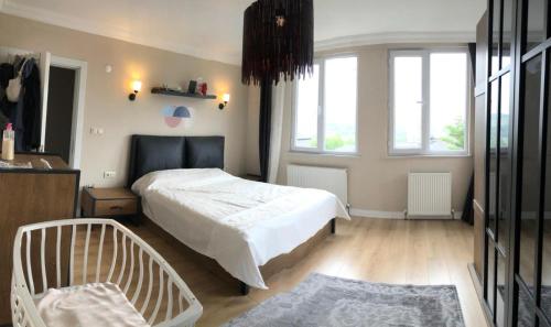 En eller flere senge i et værelse på forest villa, 6 minutes from the airport