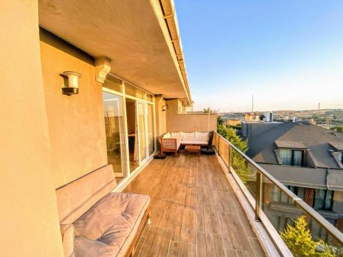 een balkon van een huis met een bank erop bij forest villa, 6 minutes from the airport in Taşoluk