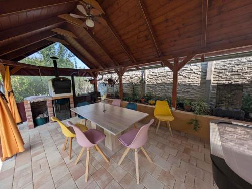 eine Terrasse mit einem Holztisch und Stühlen in der Unterkunft Apartment in Zamardi - Balaton 20318 in Zamárdi