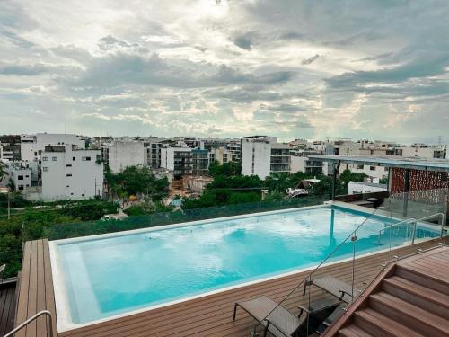 - une piscine sur le balcon d'un bâtiment dans l'établissement Zuhause Apartments 5th AV, à Playa del Carmen